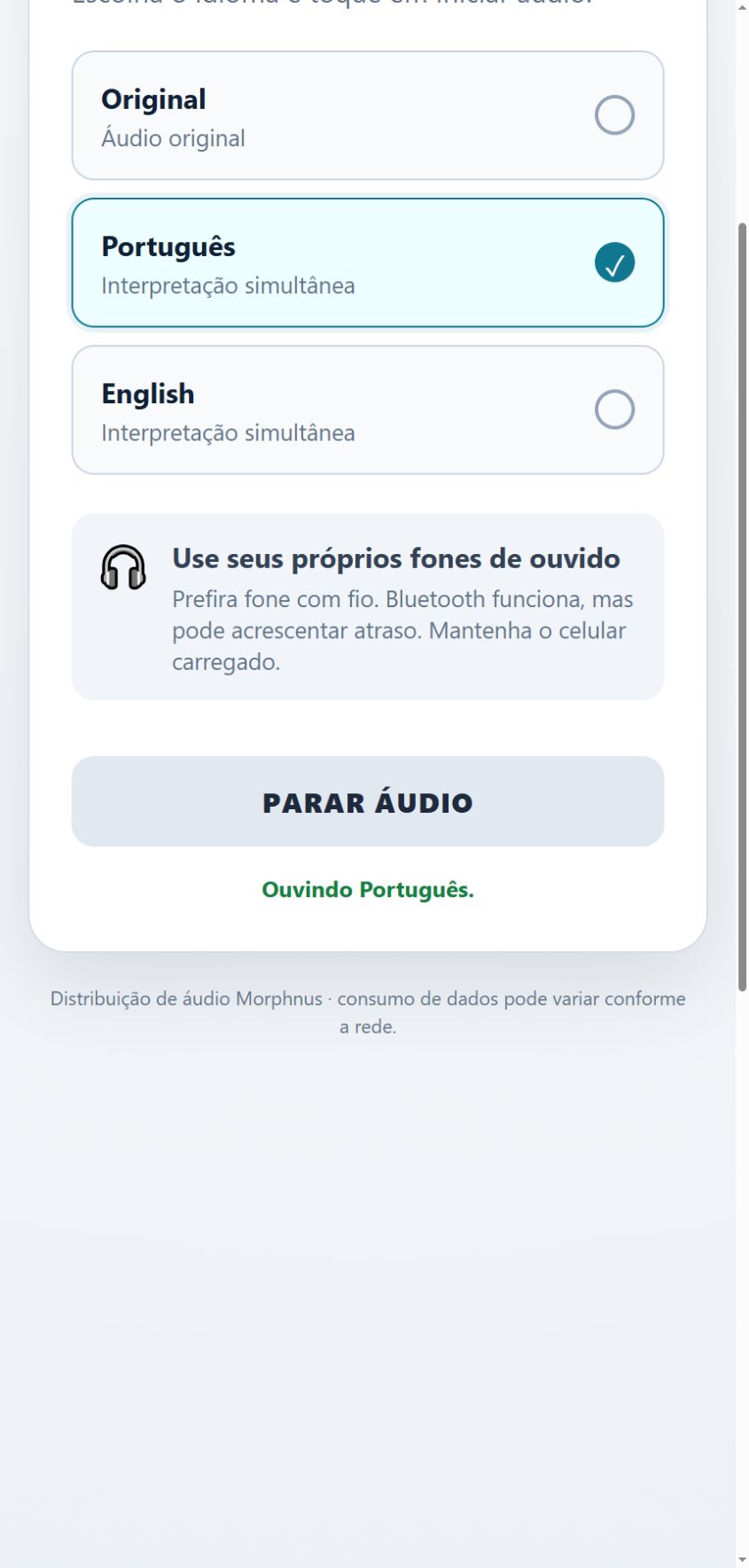 Interface real no celular com Português selecionado e botão Parar áudio; escuta simulada